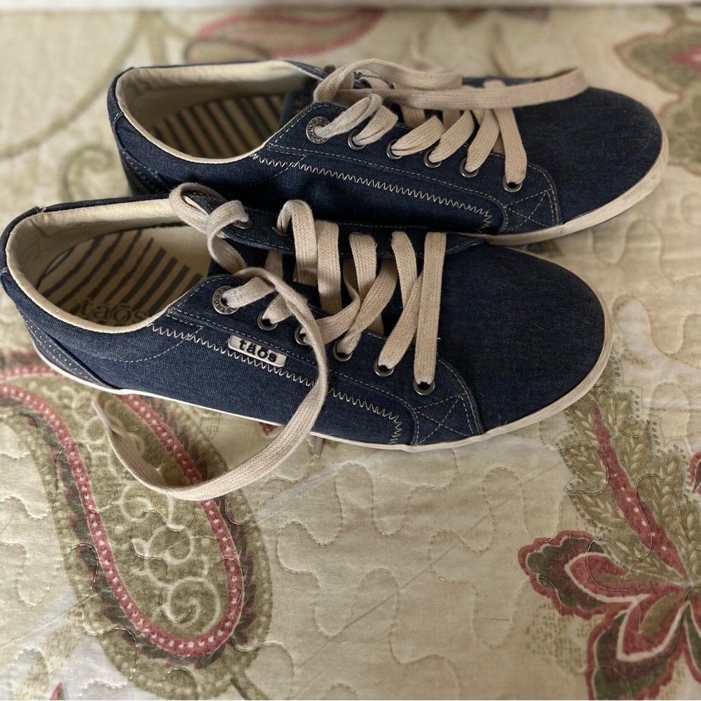Womens Taos “Star” tennis shoes. Size 10